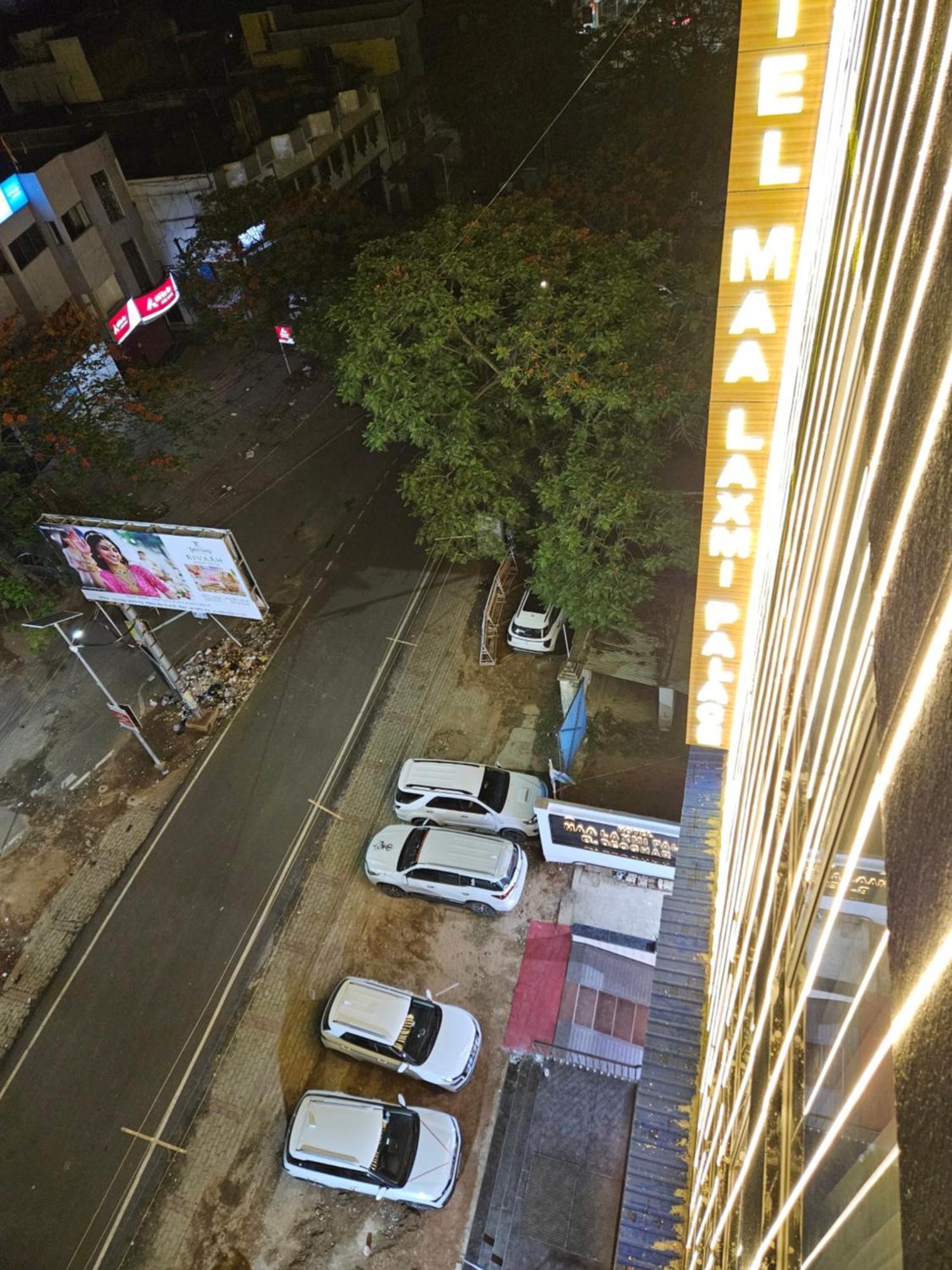 Hotel Maa Laxmi Palace Деогарх Экстерьер фото