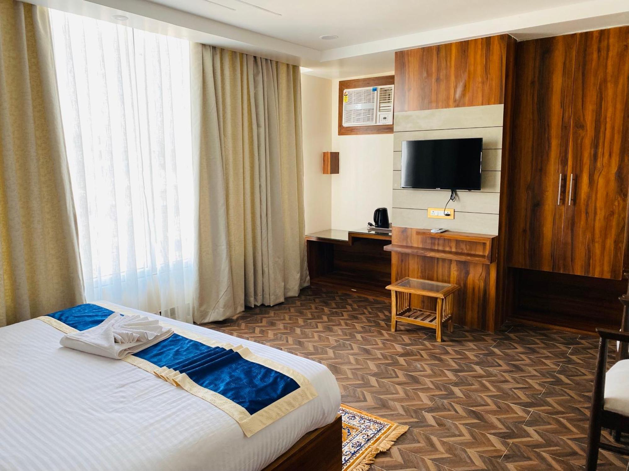Hotel Maa Laxmi Palace Деогарх Экстерьер фото